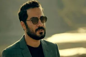 عکس جدید &laquo;نوید محمدزاده&raquo; در آستانه اجرای نمایش &laquo;پرنده سیاه&raquo; + عکس