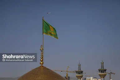 گزارش تصویری | تعویض پرچم گنبد حرم مطهر رضوی به مناسبت میلاد امام رضا(ع)