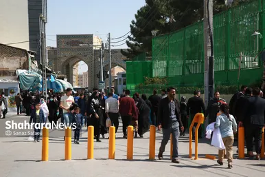 حضور زائران نوروزی در خیابانهای اطراف حرم مطهر رضوی