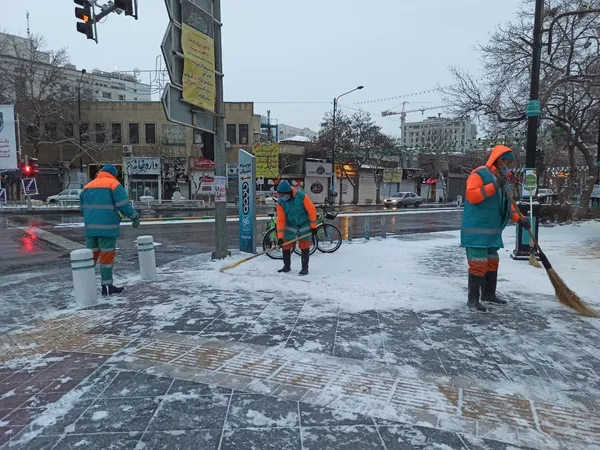 دست‌مریزاد و خداقوت به پاکبانان شهر مشهد | تلاش‌های بی‌وقفه در دمای زیر صفر درجه همچنان ادامه دارد + تصاویر