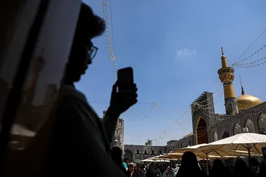تعویض پرچم گنبد مطهر رضوی به احترام شهادت رئیس جمهور و هیات همراه