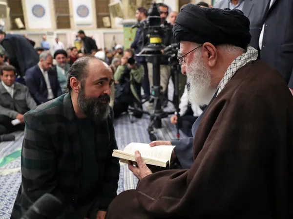 دیدار شاعران با رهبر انقلاب برگزار شد | آیت الله خامنه‌ای: شعر فارسی در جنگ رسانه ای، کم‌نظیر و قدرتمند است + فیلم و عکس