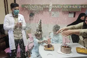 &rlm;جشن تولد برای کودک مجروح انفجار قندهار در بیمارستان بقیه&zwnj;الله تهران + عکس