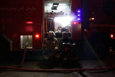 آتش سوزی گسترده در انبار لوازم خانگی در مشهد