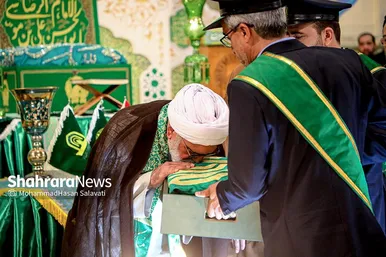 مراسم تعویض پرچم گنبد و پوش ضریح حرم مطهر ثامن الحجج (ع)