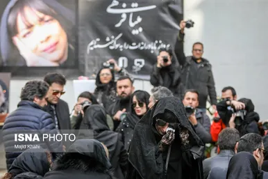 حضور هنرمندان در مراسم تشییع پیکر بیتا فرهی