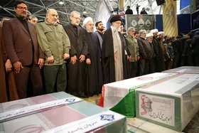 تصاویر مراسم وداع با حاج قاسم و هم رزمان شهیدش از نگاه سایت رهبری