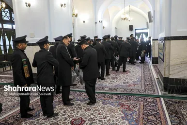 خادمان در حال گروه بندی برای حضور در گلدسته های مختلف حرم آماده می شوند.
