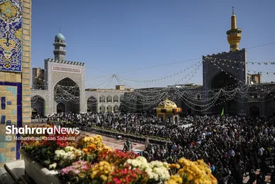 گزارش تصویری | تعویض پرچم گنبد حرم مطهر رضوی به مناسبت میلاد امام رضا(ع)