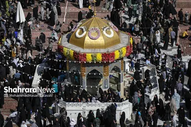 گزارش تصویری | تعویض پرچم گنبد حرم مطهر رضوی به مناسبت میلاد امام رضا(ع)
