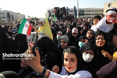 اجرای سرود «سلام فرمانده» با حضور دهه هشتادی و نودی ها در عرصه میدان شهدا مشهد