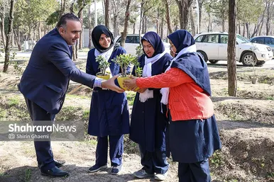 گزارش تصویری | کاشت درخت توسط دانش‌آموزان مدارس استثنایی مشهد