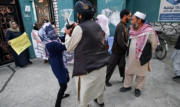 تنها میان طالبان + عکس