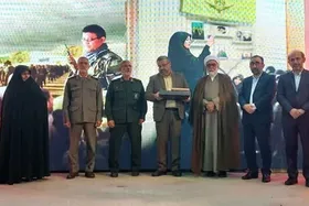 رونمایی از تقریظ رهبر معظم انقلاب بر کتاب &laquo;خاتون و قوماندان&raquo; | عکس یادگاری فرمانده محور مقاومت با فرزندان شهدای فاطمیون + فیلم