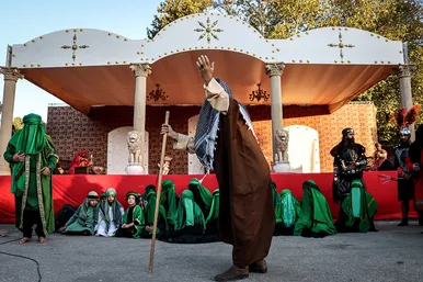 حرکت کاروان نمادین اسرای کربلا در مشهد