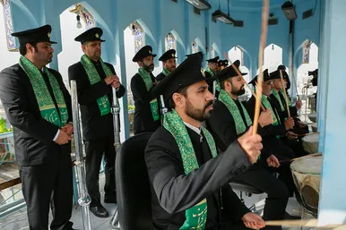 تعویض پرچم گنبد و پوش ضریح امام رضا (ع)