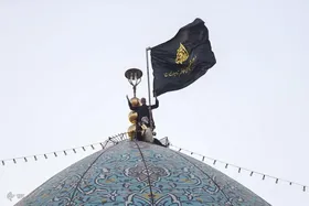 ویدئو| اهتزاز پرچم عزا بر فراز گنبد شاهچراغ