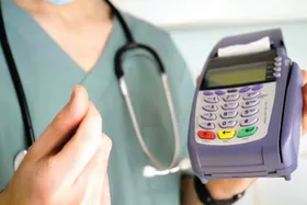 وقتی کرونا هم نتوانست برخی پزشکان و درمانگاه&zwnj;ها را به استفاده از کارتخوان مجاب کند