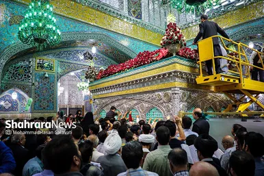 مراسم تعویض پرچم گنبد و پوش ضریح حرم مطهر ثامن الحجج (ع)