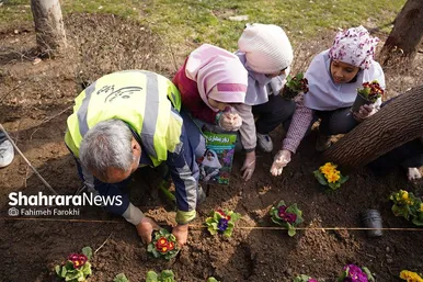 کاشت گل‌های بهاری توسط دانش آموزان در مشهد