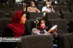 در نقد و بررسی مستند «زندگی میان پرچم های جنگی» بیان شد: دوگانه «مردم و طالب» غایب است