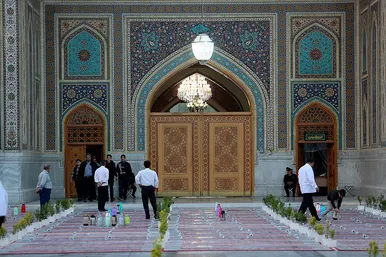 توزیع افطاری در باب الکاظم حرم مطهر رضوی