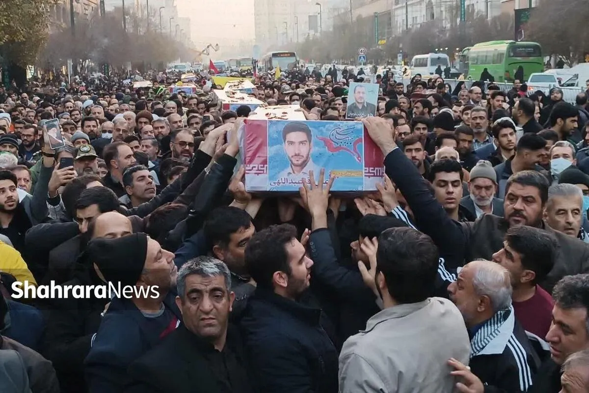تشییع آسمانی‌ها روی دست زمینی‌ها | پیکر مطهر ۸ شهید مدافع حرم در مشهد تشییع شد+فیلم