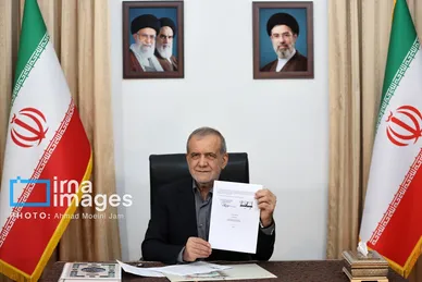 گزارش تصویری | لحظه امضای یادداشت تفاهم اسلام آباد توسط رئیس جمهور مسعود پزشکیان