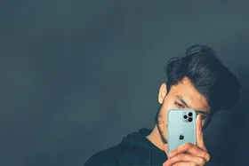 چرا برای آیفون سرودست می&zwnj;شکنیم؟ | تمایز با سیب گاززده!