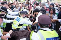 دستگیری گسترده حامیان فلسطین در انگلیس | ۸۹۰ نفر در لندن بازداشت شدند (۱۶ شهریور ۱۴۰۴)