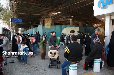 حضور زائران نوروزی در خیابانهای اطراف حرم مطهر رضوی