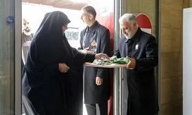 از آسمان تا آستان | استقبال خادمان امام رضا (ع) از زائران در فرودگاه مشهد
