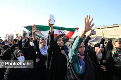 اجرای سرود «سلام فرمانده» با حضور دهه نودی ها در عرصه میدان شهدا