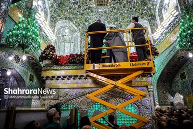 مراسم تعویض پرچم گنبد و پوش ضریح حرم مطهر ثامن الحجج (ع)
