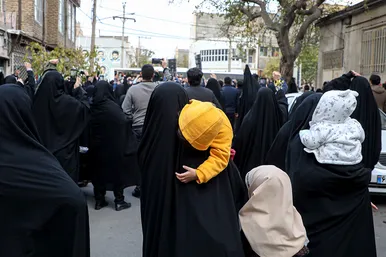 حضور مردم در محل شهادت دو دانشجوی بسیجی در خیابان حر عاملی