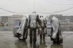 بارش برف در مشهد در آخرین روز‌های زمستان ۱۳۹۹ + تصاویر