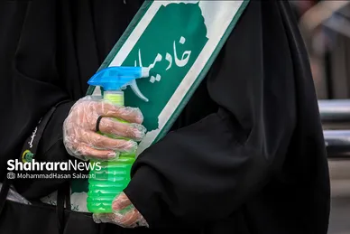 اهتزاز پرچم عزای حسینی بر فراز گنبد حرم رضوی