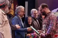 ویدئو | لحظه اهدای سیمرغ بهترین کارگردان فیلم مستند سینمایی به نیما مهدیان برای فیلم یک وجب خاک