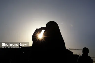 اجرای سرود «سلام فرمانده» با حضور دهه هشتادی و نودی ها در عرصه میدان شهدا مشهد