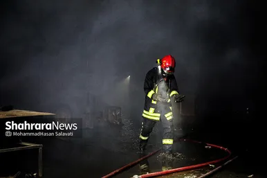 مهار حریق انبار کاغذ دیواری در مشهد