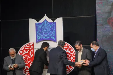 رونمایی از کتاب متولد چهل و دو