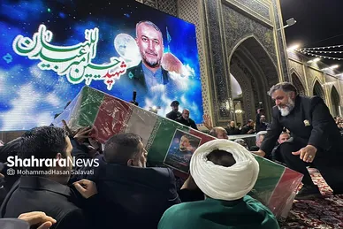 استقبال زائران و مجاوران حرم امام‌رضا(ع) از پیکر شهید امیرعبداللهیان