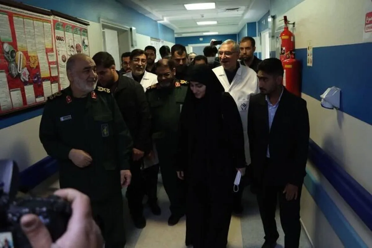 عیادت فرمانده کل سپاه و زینب سلیمانی از مجروحان حادثه تروریستی گلزار شهدای کرمان