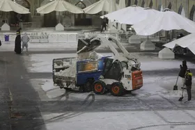 آماده&zwnj;باش خادمان برای خدمت&zwnj;رسانی به زائران همزمان با آغاز موج سنگین بارش برف
