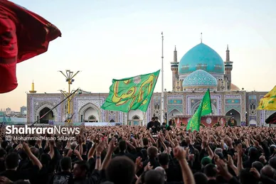 تصاویری از آئین چهارپایه خوانی عصر شهادت امام رضا (ع) در حرم مطهر رضوی