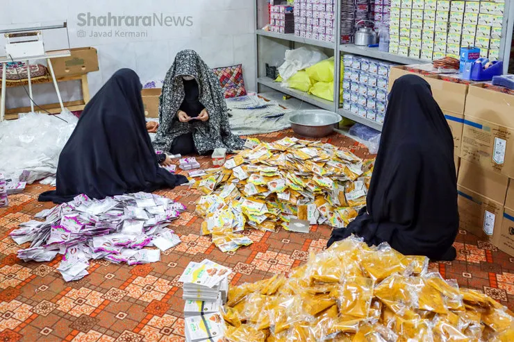چرخی میان مشاغل خانگی حاشیه شهر که به نوعی بیگاری می‌کنند