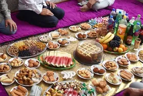 اجرای مراسم سنتی &laquo;طبق دسترخوان&raquo; زائران اردوزبان در حرم امام&zwnj;رضا (ع) به&zwnj;مناسبت دهه کرامت ۱۴۰۴
