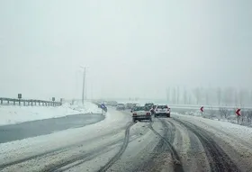 برف و باران میهمان جاده&zwnj;های خراسان رضوی | لغزندگی معابر تردد وسایل نقلیه را کند کرده است (۲۸ دی ۱۴۰۳)