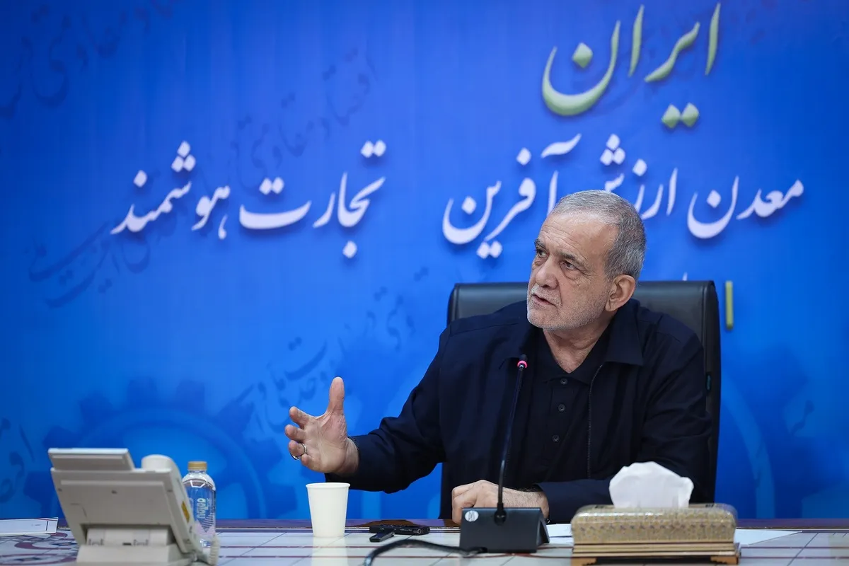 حضور سرزده پزشکیان در نشست اصناف و بازاریان | روایت رئیس جمهور از دیدار با آیت الله سید مجتبی خامنه‌ای +فیلم