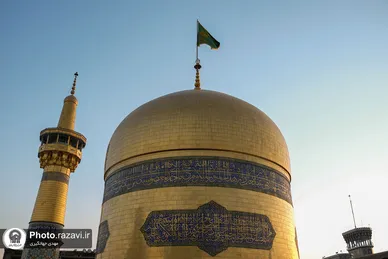 تعویض پرچم گنبد و پوش ضریح مطهر حرم رضوی همزمان با سوم ربیع الاول